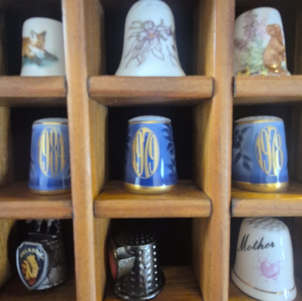 Vintage Porcelian Thimble Collection - Picture 2 of 7